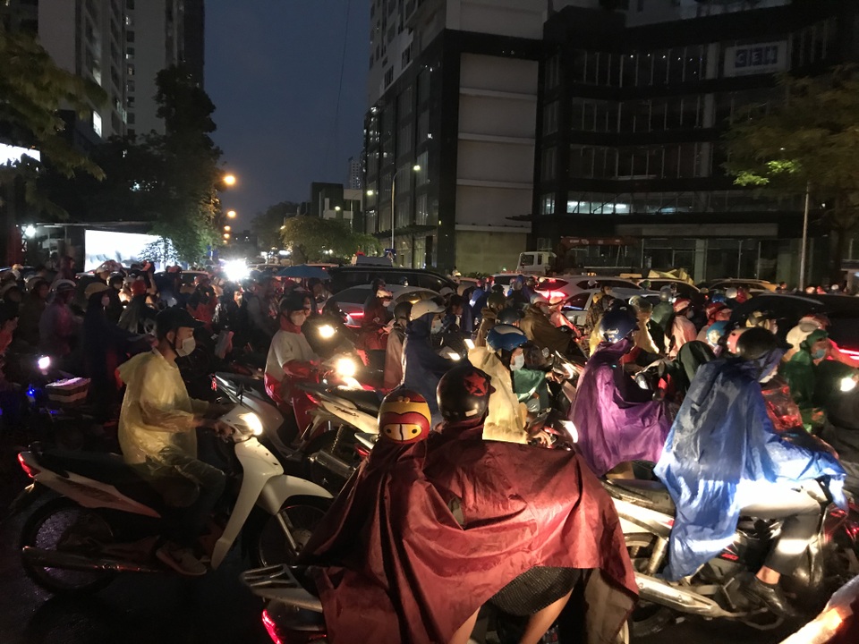 Đường phố Hà Nội ùn tắc kéo dài hàng cây số sau cơn mưa lớn chiều tan tầm - 10 Đường phố Hà Nội ùn tắc kéo dài hàng cây số sau cơn mưa lớn chiều tan tầm - 10