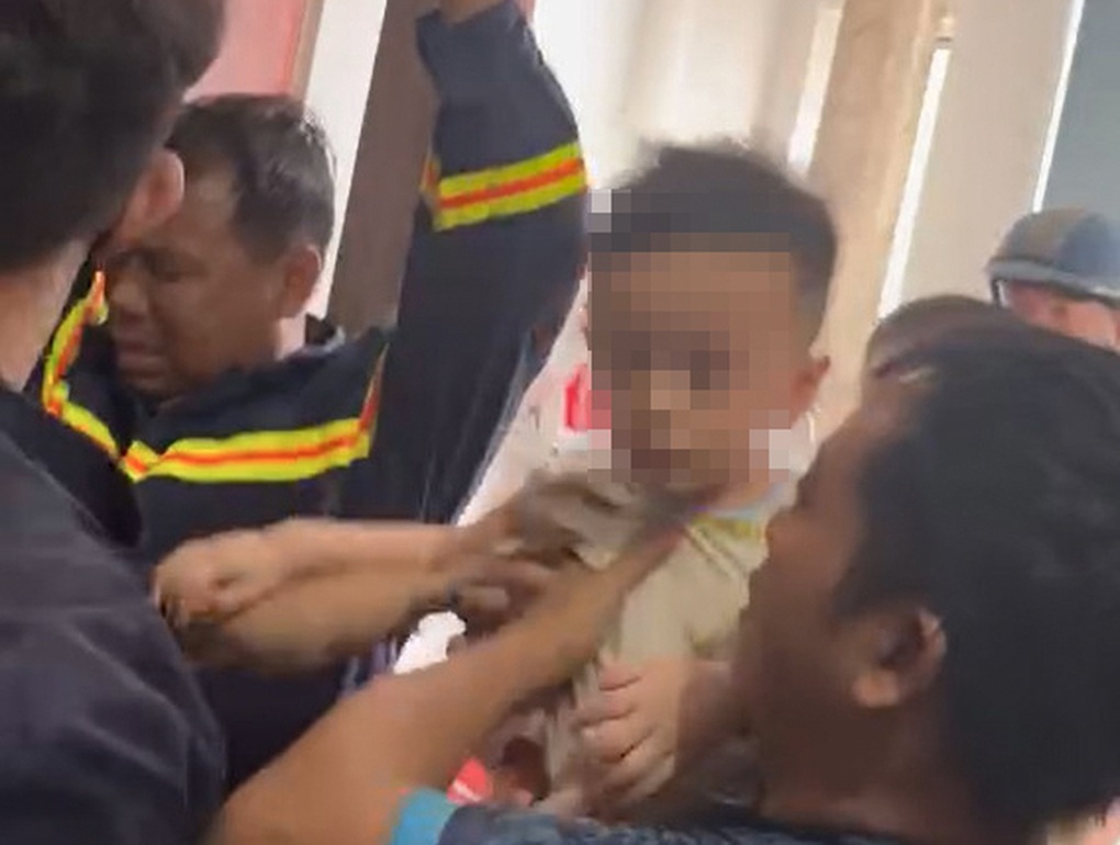 Giải cứu cô gái cùng cháu bé 2 tuổi mắc kẹt trong thang máy ở TPHCM - 1 Giải cứu cô gái cùng cháu bé 2 tuổi mắc kẹt trong thang máy ở TPHCM - 1