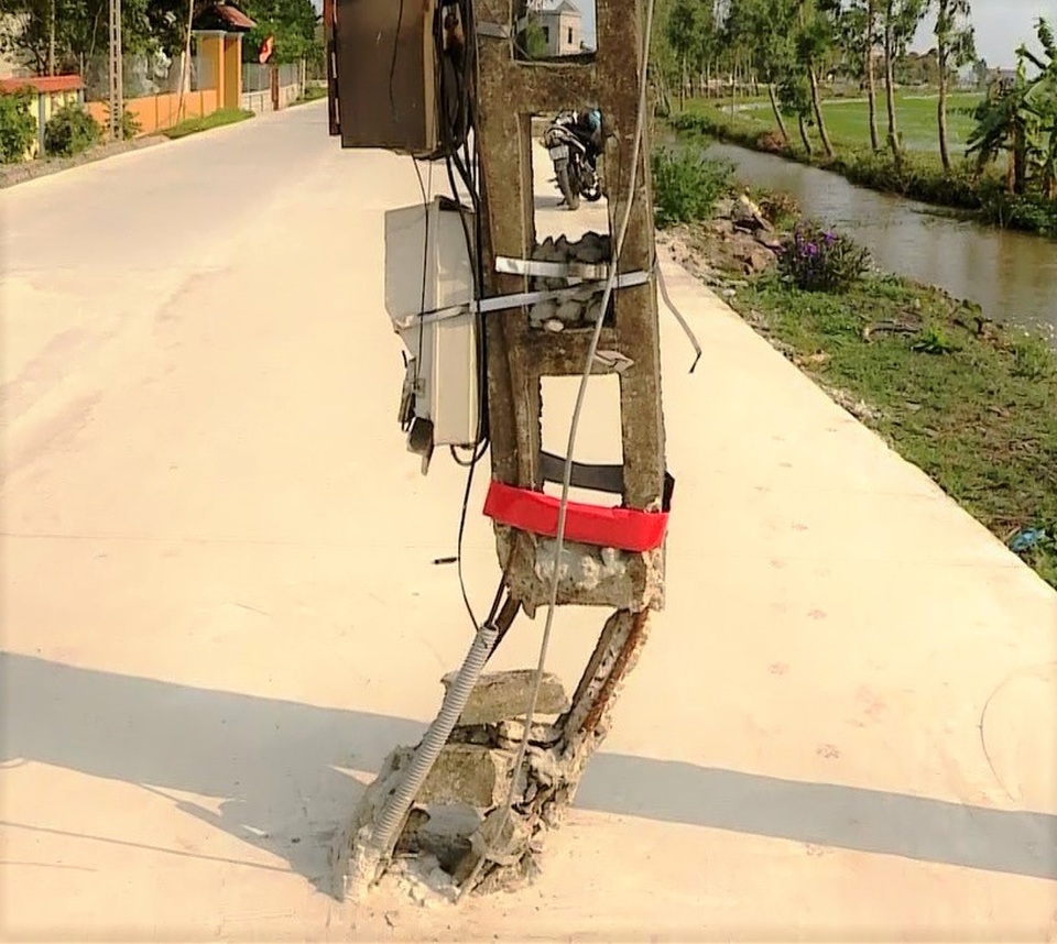 Kỳ lạ hơn 40 cột điện xếp hàng chình ình giữa con đường mới - 4 Kỳ lạ hơn 40 cột điện xếp hàng chình ình giữa con đường mới - 4