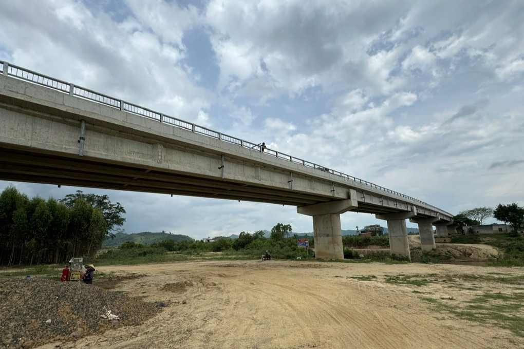 Cầu 36 tỷ đồng được xây xong, dân vẫn phải đi phà qua sông - 1 Cầu 36 tỷ đồng được xây xong, dân vẫn phải đi phà qua sông - 1