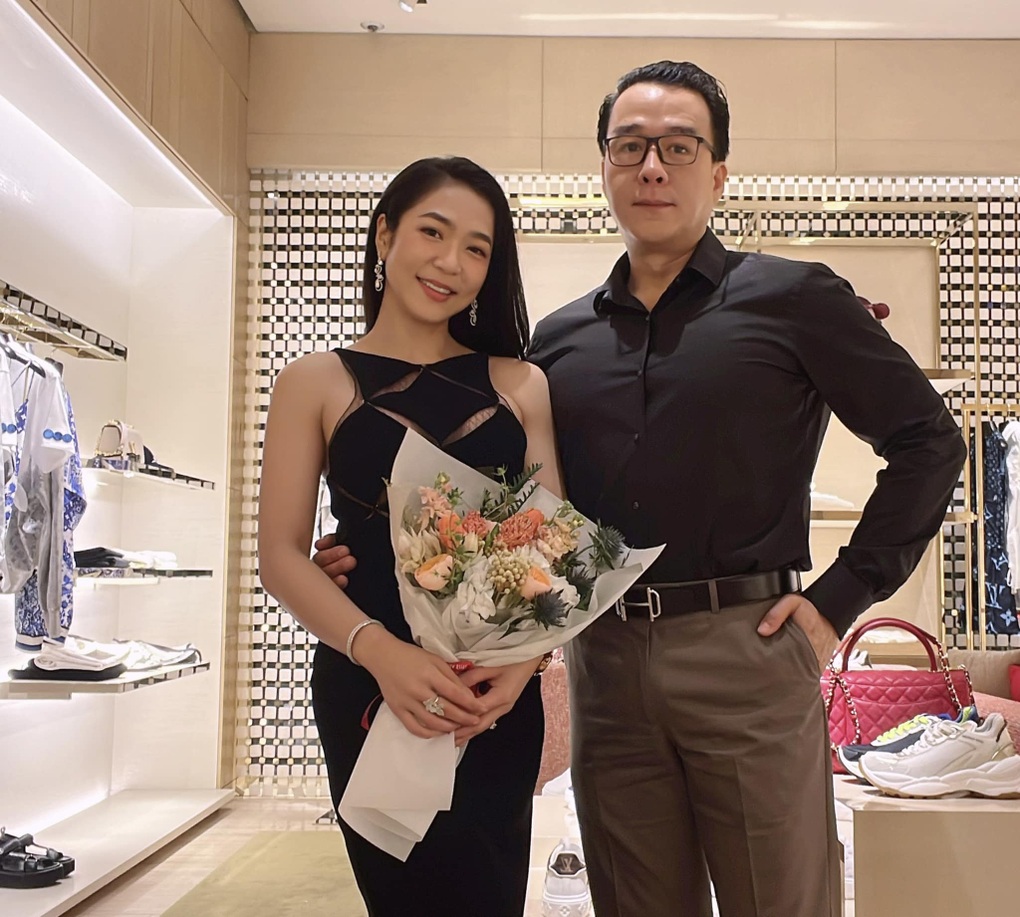 Hà Thanh Xuân sau khi cưới vua cá Koi: Tất bật đi diễn, giấu chuyện đổ vỡ - 4 Hà Thanh Xuân sau khi cưới vua cá Koi: Tất bật đi diễn, giấu chuyện đổ vỡ - 4