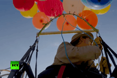 Liều mạng “lơ lửng” ở độ cao 2.000m bằng chùm bóng bay