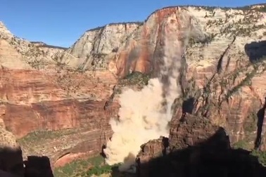 Vách đá cao 900 m bất ngờ sụt lở suýt “nuốt chửng” xe chở khách phía dưới