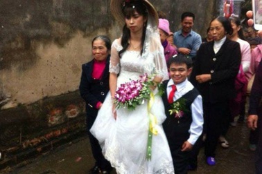 Đám cưới đặc biệt của "chú rể cao 1m, cô dâu 1,6m" gây xôn xao