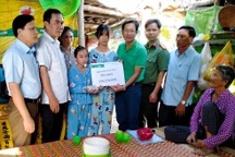 Bạn đọc giúp đỡ chị em mồ côi chăm bà nội 80 tuổi hơn 200 triệu đồng