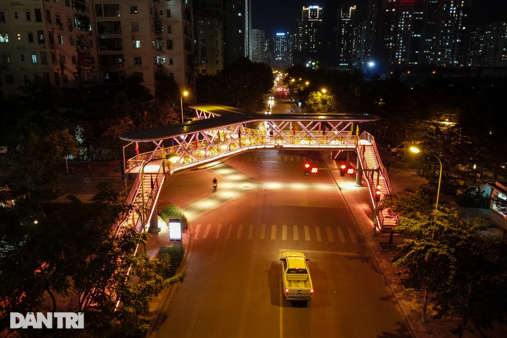 Dàn đèn led đổi màu lạ mắt trên cây cầu vượt bộ thiết kế độc nhất Hà Nội - 1 Dàn đèn led đổi màu lạ mắt trên cây cầu vượt bộ thiết kế độc nhất Hà Nội - 1