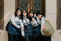 Cùng nhau chụp ảnh kỉ niệm tuổi học trò, 4 nữ sinh lên top trending Tik Tok