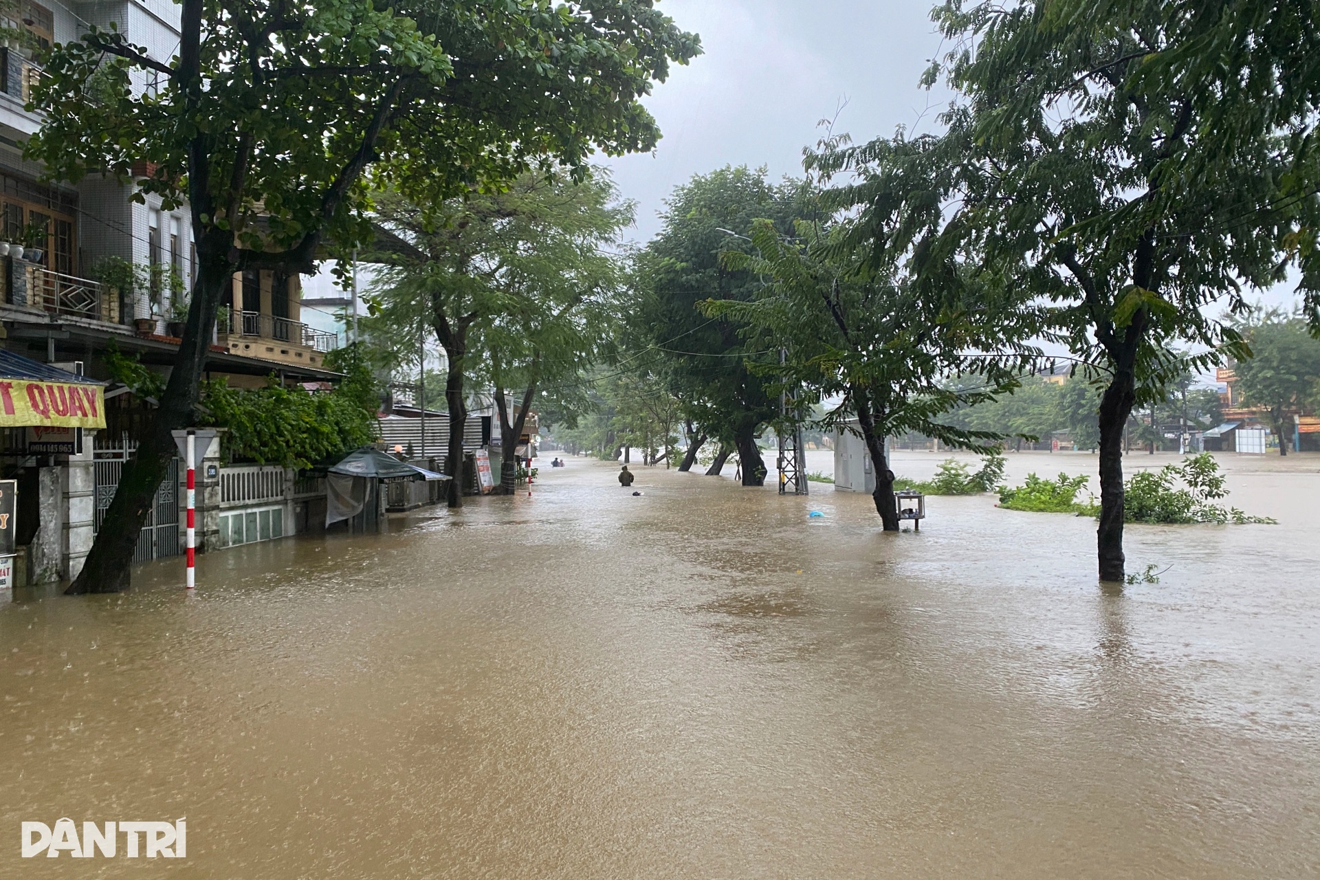 Thành phố Huế mênh mông nước, người dân di chuyển bằng thuyền giữa đô thị - 8