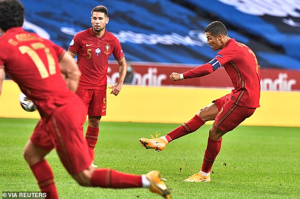 Huyền thoại Man Utd khẳng định Ronaldo đủ sức đá bóng đến năm 40 tuổi - 1 Huyền thoại Man Utd khẳng định Ronaldo đủ sức đá bóng đến năm 40 tuổi - 1
