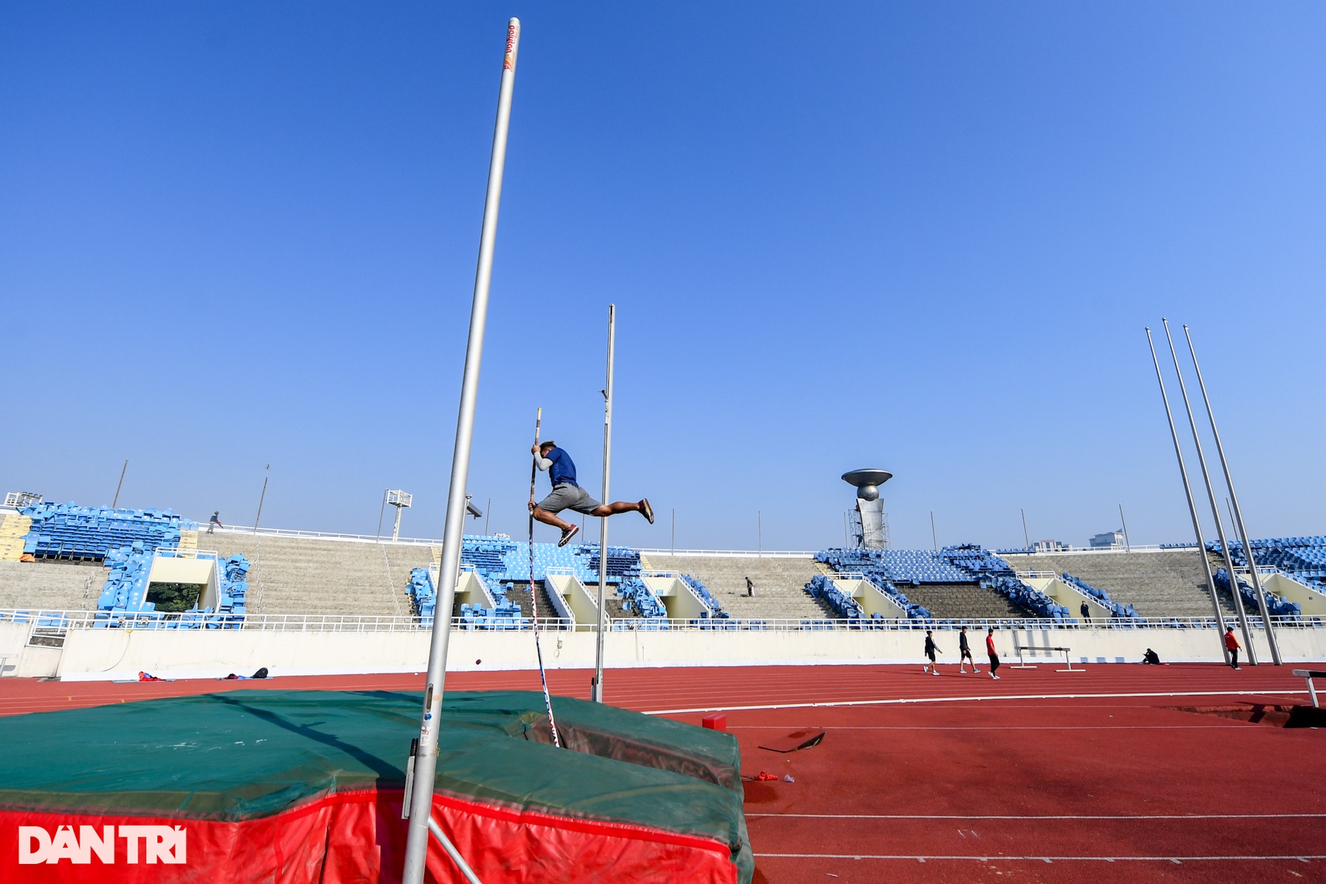 Sân Mỹ Đình ngổn ngang công trình sau khi tháo dỡ 40.000 ghế ngồi khán đài - 17