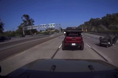 Chiếc SUV lật nhào sau khi đâm vào bánh sau xe Jeep