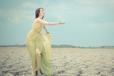 Hoa hậu Trúc Diễm tươi tắn giữa vùng đất khô cằn