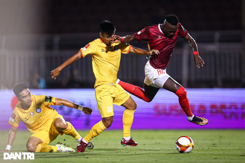 Thua Khánh Hòa, CLB TPHCM đối diện nhiều rủi ro ở V-League - 1 Thua Khánh Hòa, CLB TPHCM đối diện nhiều rủi ro ở V-League - 1