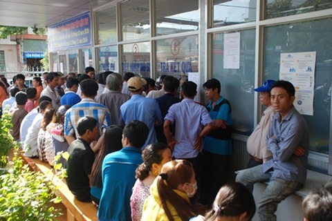 Người dân ùn ùn đi đổi giấy phép lái xe vì tin đồn