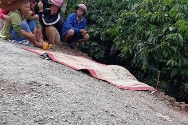 Đánh đu sau xe lu, bé trai 5 tuổi bị xe lu cán tử vong