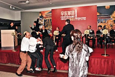 Trưởng đặc khu Hồng Kông bị tấn công