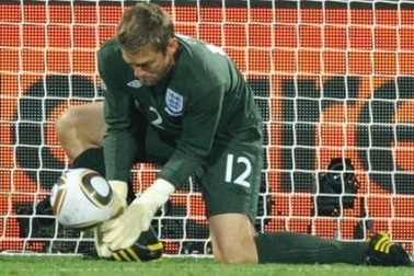 Những pha bắt bóng "nực cười" của các thủ môn ĐT Anh