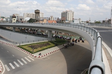 TPHCM cho phép khai thác dạ cầu làm bãi giữ xe