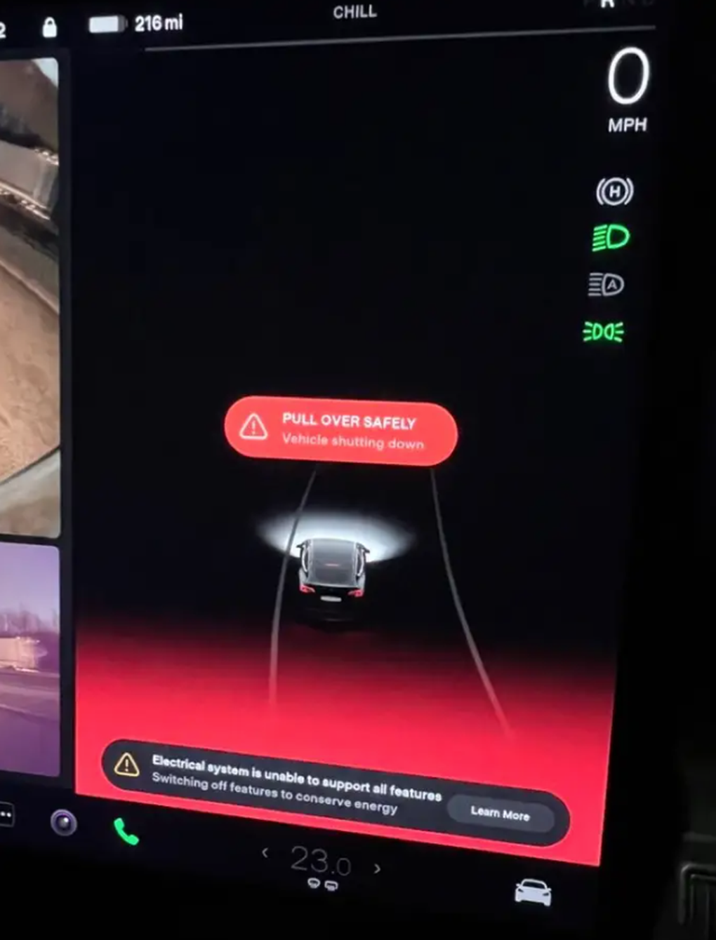 Tài xế bị nhốt trong xe vì ô tô điện Tesla trục trặc giữa đường - 1 Tài xế bị nhốt trong xe vì ô tô điện Tesla trục trặc giữa đường - 1
