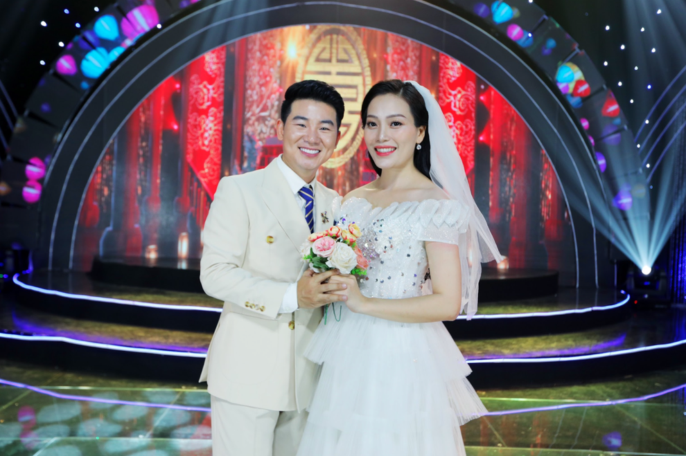 Sao Mai Huyền Trang diện đồ cưới dễ thương bên cạnh Việt Tú - 1 Sao Mai Huyền Trang diện đồ cưới dễ thương bên cạnh Việt Tú - 1