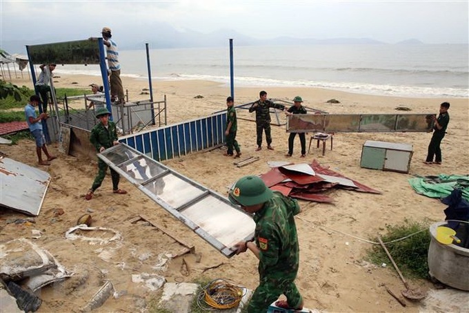 Thủ tướng Chính phủ yêu cầu phải đặt mục tiêu bảo đảm an toàn tính mạng cho người dân lên trên hết, trước hết trong chỉ đạo ứng phó bão số 4