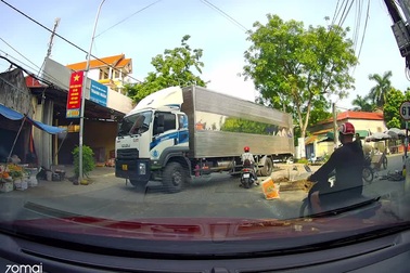Bất chấp nguy hiểm, người phụ nữ đi xe máy tranh đường với xe tải lớn