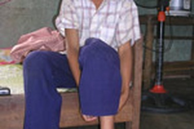 Một học sinh lớp 5 bị xích trong chuồng chó