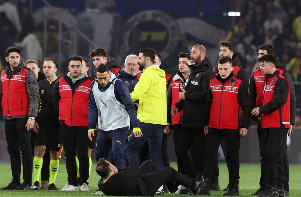 Mourinho túm mũi đối thủ sau thất bại ở Cúp Thổ Nhĩ Kỳ - 1 Mourinho túm mũi đối thủ sau thất bại ở Cúp Thổ Nhĩ Kỳ - 1
