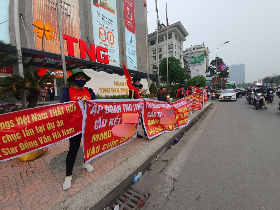 Chiếc xe lạ trong ngày cư dân TNR Stars căng băng rôn đòi quyền lợi - 2 Chiếc xe lạ trong ngày cư dân TNR Stars căng băng rôn đòi quyền lợi - 2