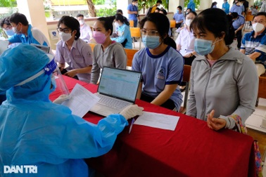 Phụ huynh ở TPHCM xin tiêm vaccine Covid-19 cho trẻ từng là F0