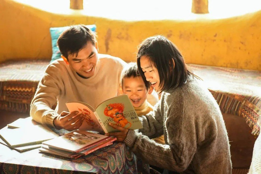 Vợ chồng tự nhào đất làm nhà 2 tầng lợp cỏ tranh hệt như cổ tích ở làng quê - 2 Vợ chồng tự nhào đất làm nhà 2 tầng lợp cỏ tranh hệt như cổ tích ở làng quê - 2