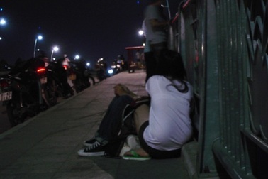 Người trẻ diễn cảnh chướng mắt trên cây cầu hiện đại 