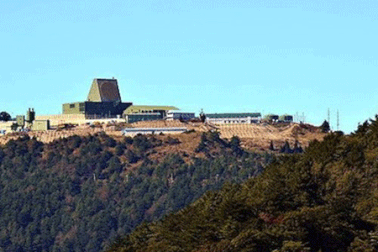 Nhòm ngó giữa hai bờ eo biển