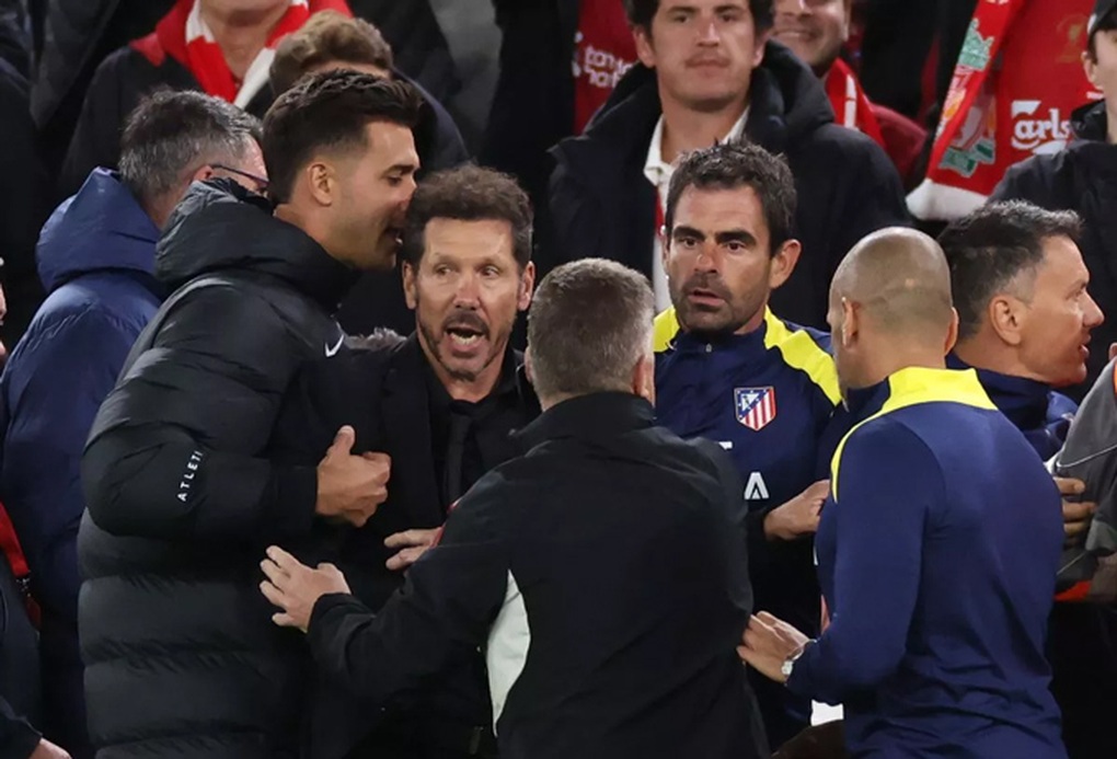 HLV Simeone bị đuổi khỏi sân trong ngày Atletico thua đau Liverpool - 3