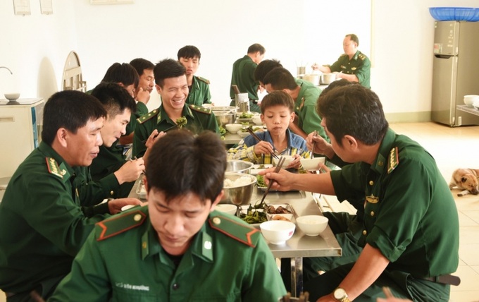 Một học sinh cùng các chiến sĩ Đồn Biên phòng Tuy Hòa.