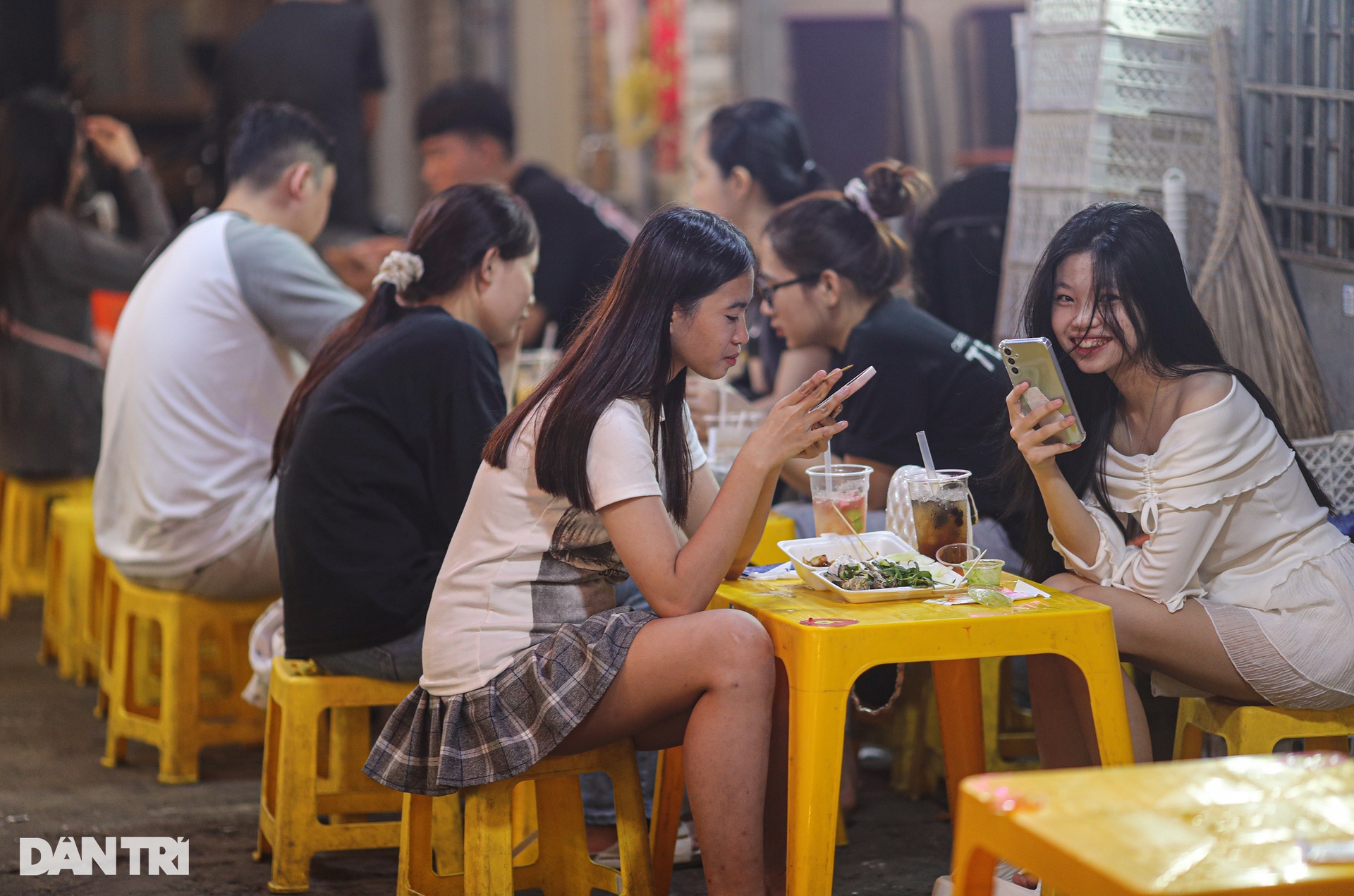 Kiểm tra đột xuất Phố ẩm thực Hồ Thị Kỷ: Thiếu bãi xe, ít nhà vệ sinh - 4 Kiểm tra đột xuất Phố ẩm thực Hồ Thị Kỷ: Thiếu bãi xe, ít nhà vệ sinh - 4