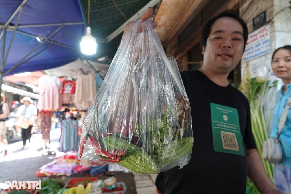Rau tăng giá nhanh hơn… vàng, chủ quán ăn như ngồi trên lửa - 5 Rau tăng giá nhanh hơn… vàng, chủ quán ăn như ngồi trên lửa - 5