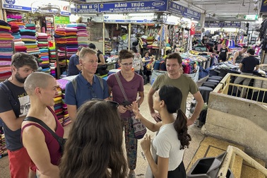 Nghịch cảnh chợ Đồng Xuân buôn bán vẫn đi xuống dù nườm nượp khách du lịch