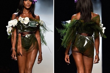 44 tuổi, siêu mẫu Naomi Campbell vẫn rực sáng trên sàn diễn 