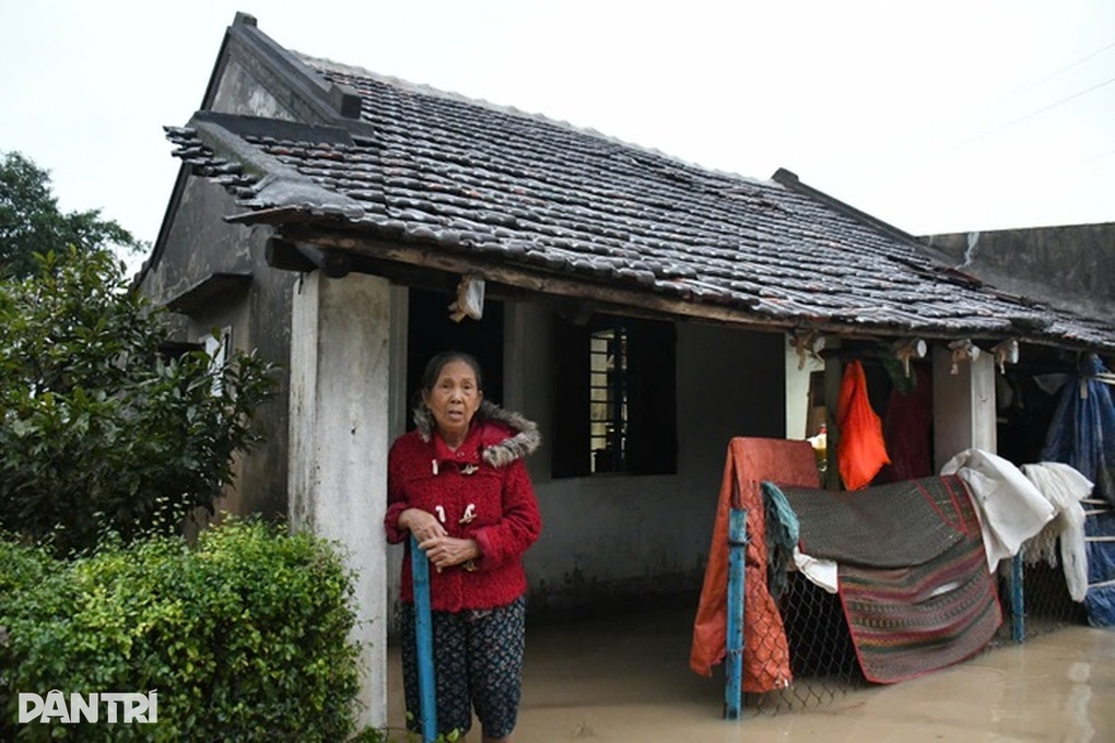Miền Trung chìm trong đại hồng thủy, tiếng kêu cứu khắp nơi - 2