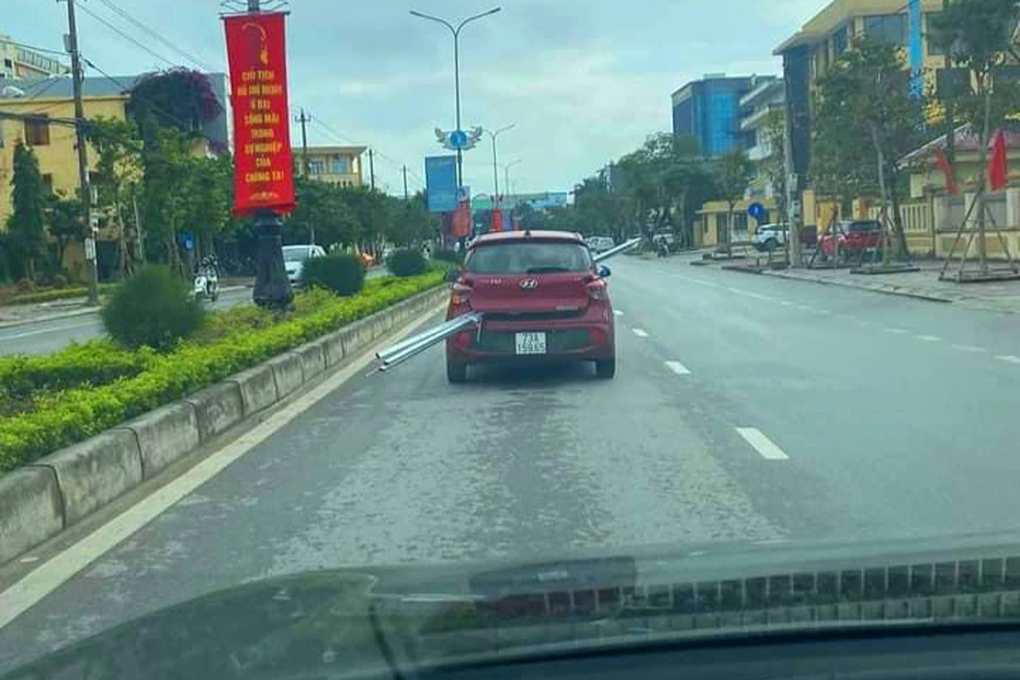 Xuyên ống thép dài 5 mét qua ô tô con, tài xế vẫn chạy băng băng trên đường - 1 Xuyên ống thép dài 5 mét qua ô tô con, tài xế vẫn chạy băng băng trên đường - 1