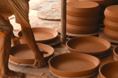 Lò gốm "giẫm chân đất sét" giữa lòng đô thị hiện đại