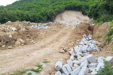 Bạt núi, san nền trái phép dưới chân núi Cô Tiên Nha Trang