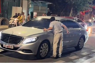 Người nước ngoài lái xe biển ngoại giao bị tài xế nghi có cồn đánh tới tấp