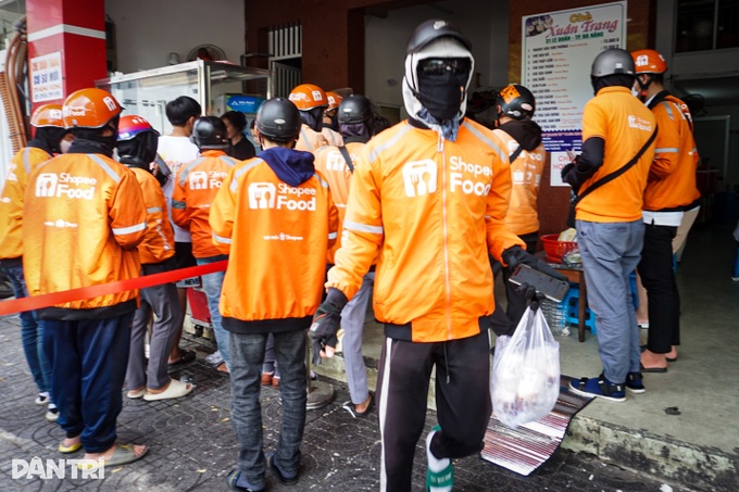 Shipper xếp hàng dài mua chè đậu đỏ ngày Thất tịch - 3