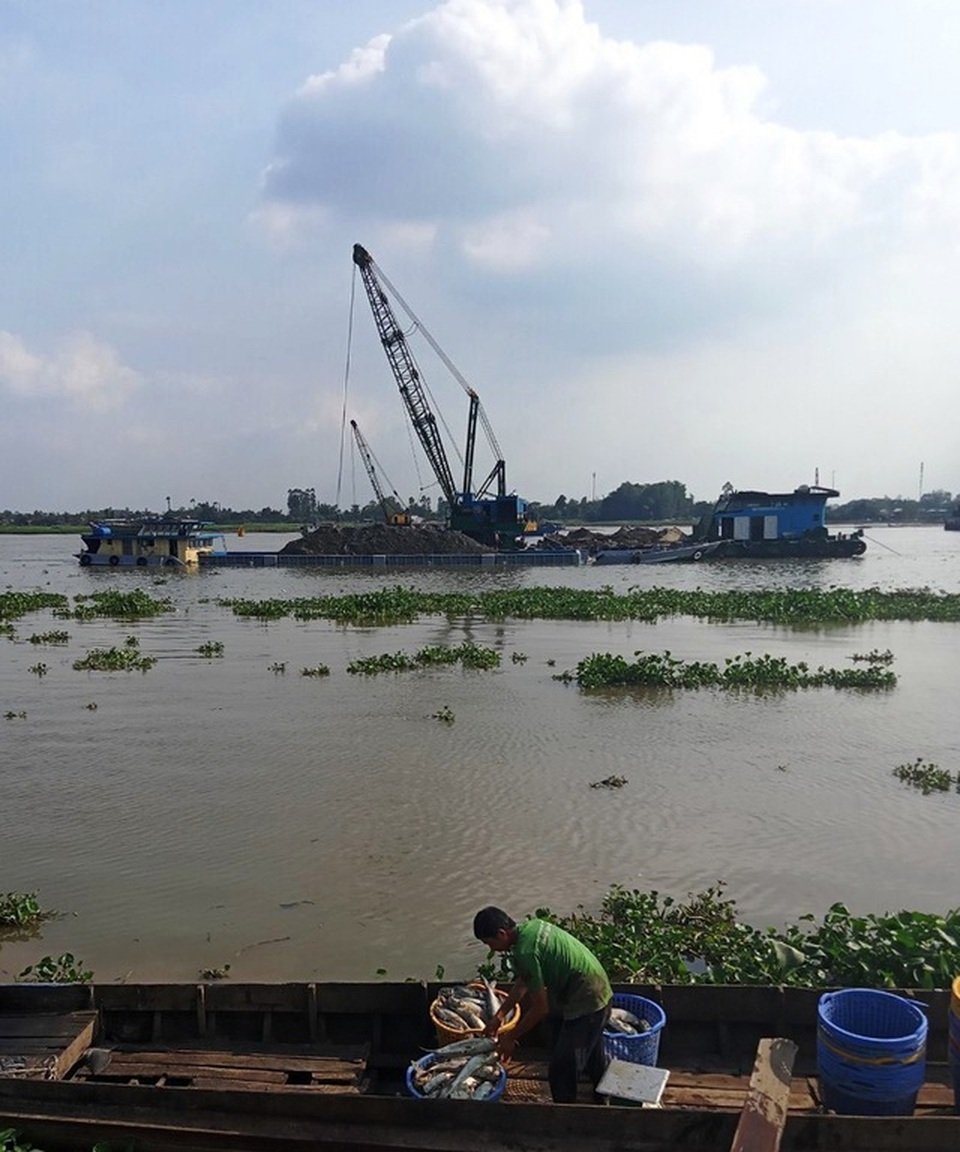 Thấy gì từ vụ đấu giá mỏ cát từ 7,2 tỉ lên đến 2.811 tỉ? - 1 Thấy gì từ vụ đấu giá mỏ cát từ 7,2 tỉ lên đến 2.811 tỉ? - 1