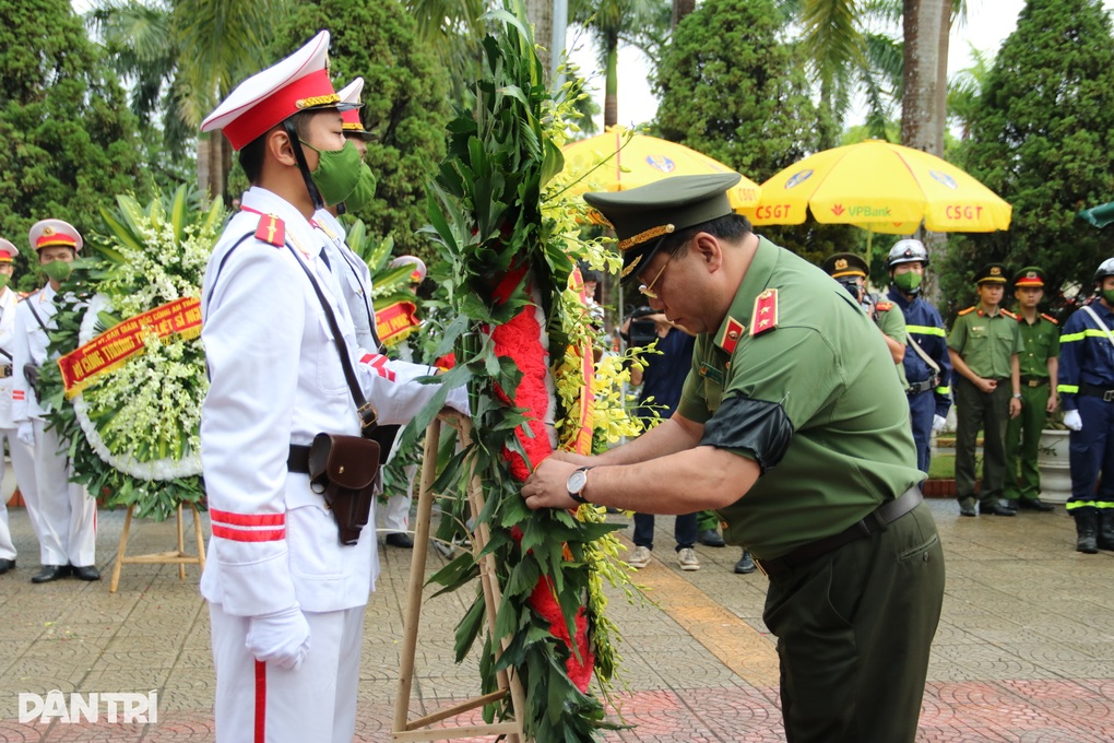 Em yên tâm an nghỉ, gia đình rất tự hào về em! - 4 Em yên tâm an nghỉ, gia đình rất tự hào về em! - 4
