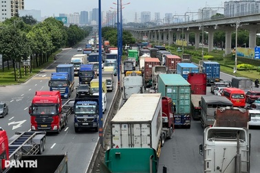 Dòng phương tiện ùn ứ kéo dài trên đại lộ ở TPHCM