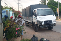 Xe máy đối đầu xe tải ở Bình Dương, 2 người tử vong