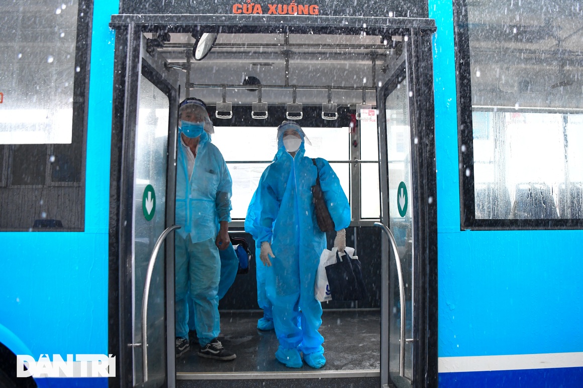 Đón 85 công dân phường Thanh Xuân Trung trở về nhà sau hơn 20 ngày cách ly - 2 Đón 85 công dân phường Thanh Xuân Trung trở về nhà sau hơn 20 ngày cách ly - 2